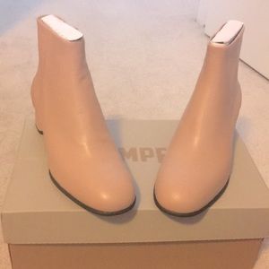 NWT Katie size 9 zip up ankle boots in blush